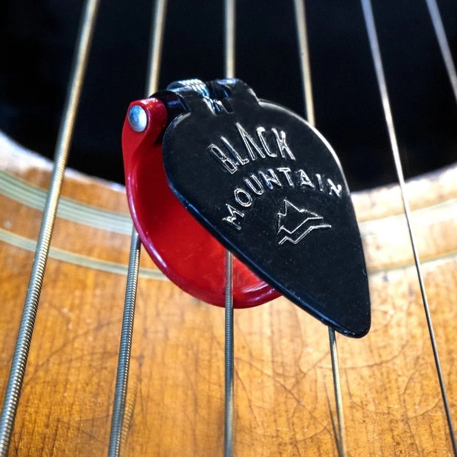 Black Mountain Spring Loaded Thumb Pick Right Handed Black & Red 1.5mm - Image 3