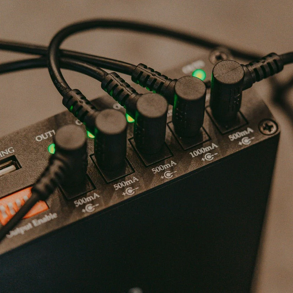 Elite Acoustics EAE Gig-Charge 5 LFP Battery Powered Pedal Power Supply 4x 9V 500mA & 1x 9V 1,000mA - Image 3