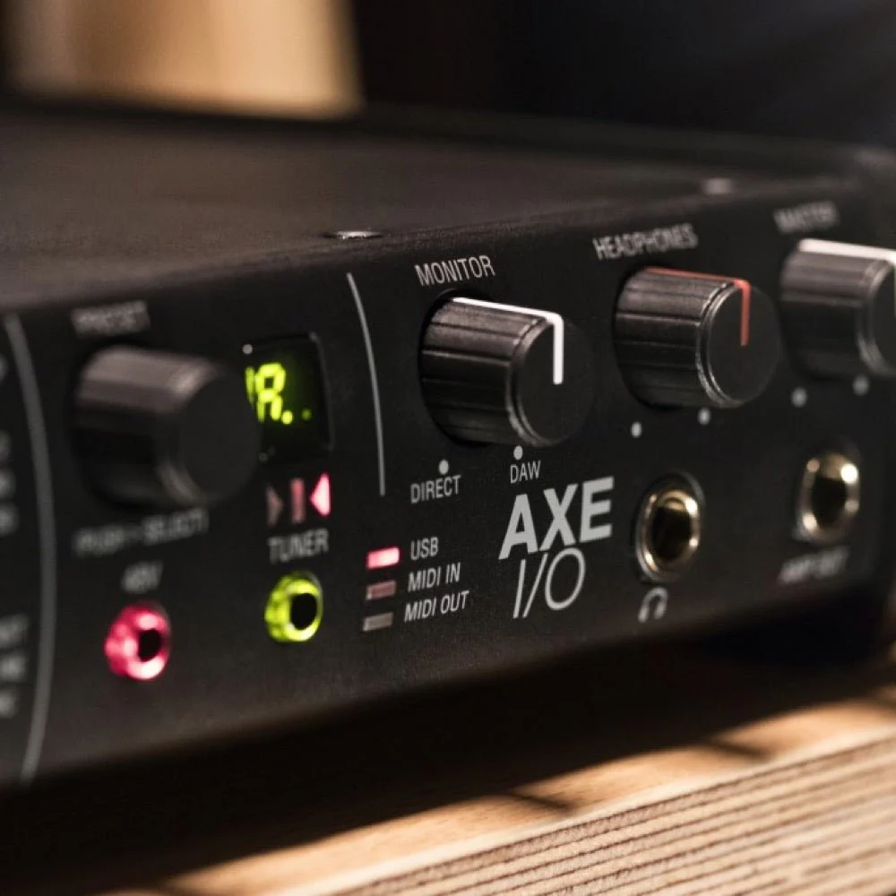 IK Multimedia AXE I/O MAX BUNDLE w/ Amplitube 5 MAX V2 & TONEX MAX USB Audio Interface w/ Advanced Guitar Tone Shaping - Image 4